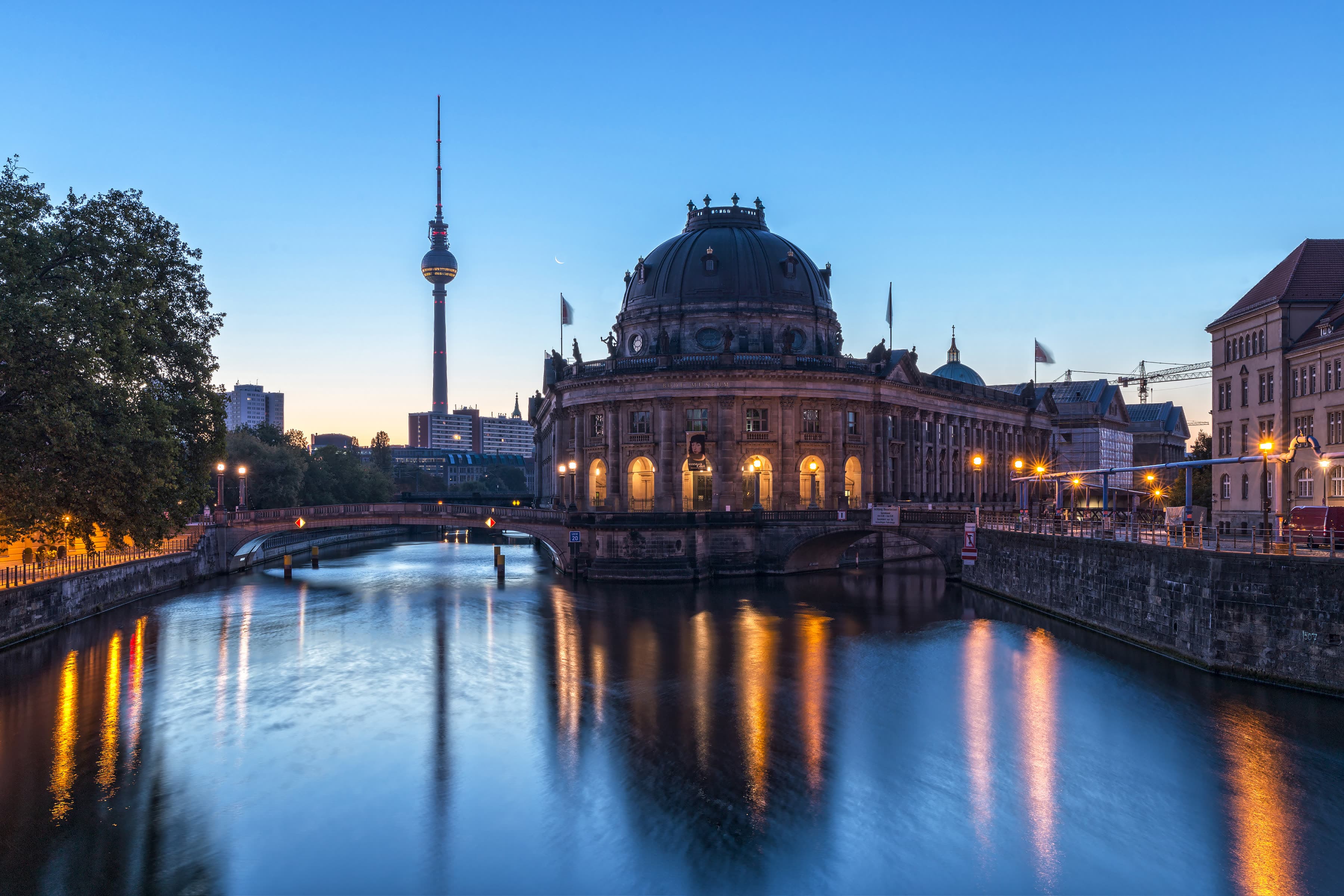 Berlin au lever du jour, la tour de télévision au-dessus de la Spree