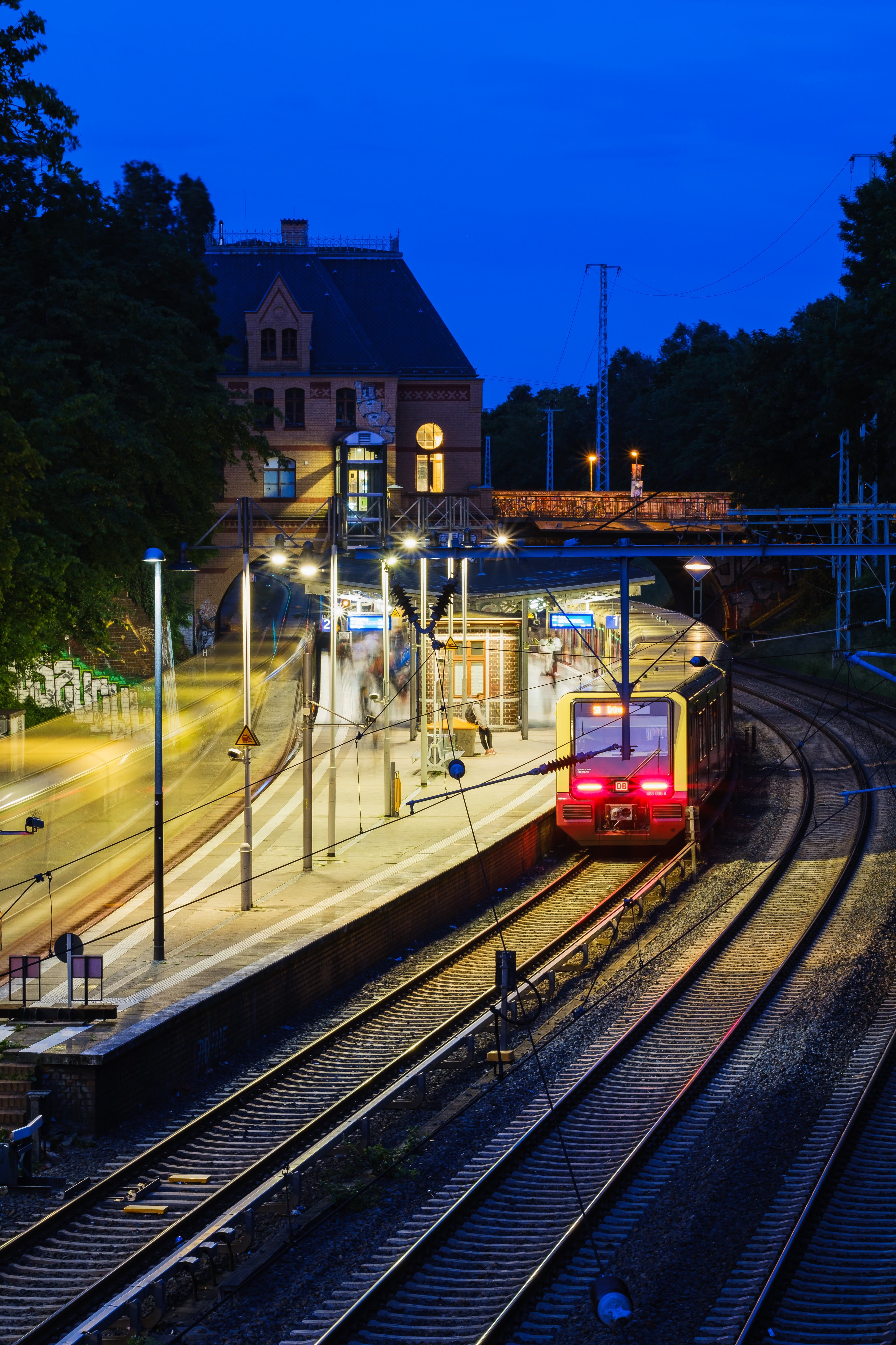 Une gare de S-Bahn de Berlin à l'heure bleue